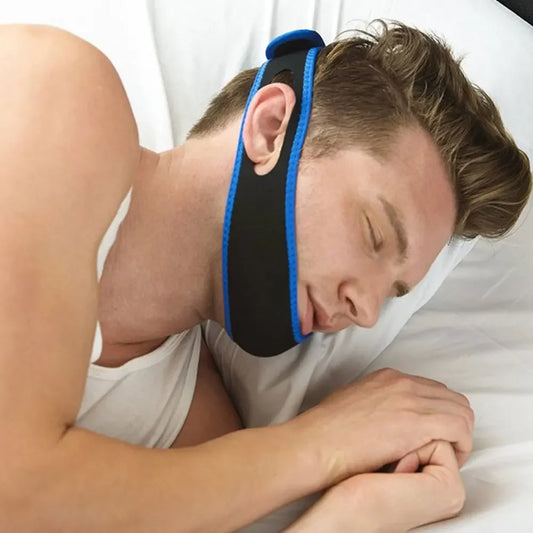 Hombre durmiendo con la banda mentoniana antironquidos azul puesta